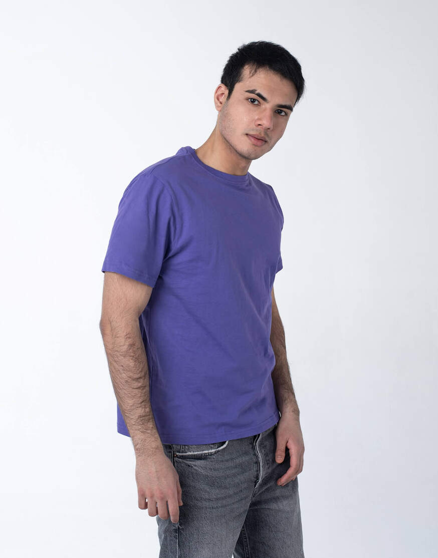 Футболка мужская сиреневого цвета оптом